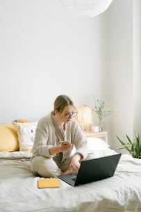 woman-on-bed-with-laptop-203x305-6229388